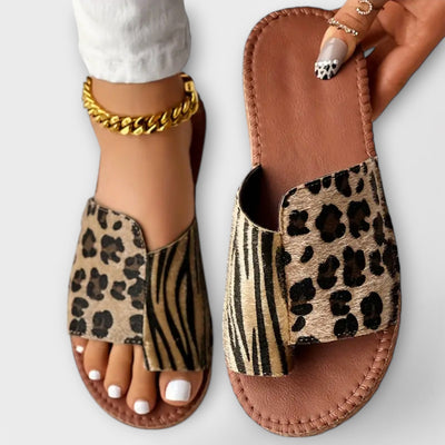 De belles sandales bicolores avec motif léopard